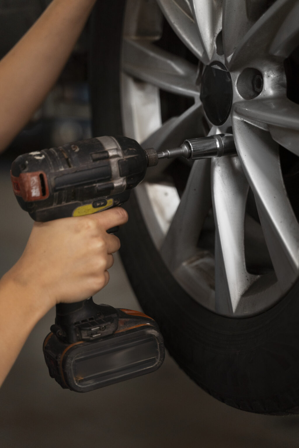 mecanico trabajando en un auto en la tienda